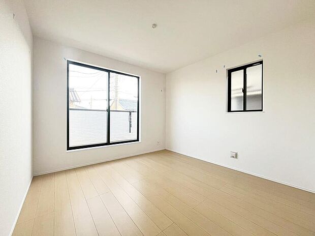 【リビング以外の居室】A号棟
バルコニーに直接アクセスできる部屋です♪
２面採光を施した為、晴れの日の日中はいつも明るい室内に。
窓を開放すれば気持ちの良い風が入り込んできます。
