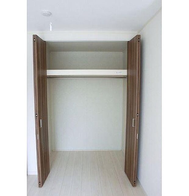 【クローゼット】収納力のあるクローゼットを備え、衣類やバッグ、季節用品まですっきり整理整頓！お部屋を広く使いやすく保てるため、毎日の暮らしにゆとりが生まれる嬉しい収納スペースです！