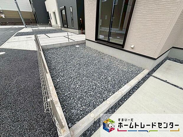 【庭】１号棟　お庭スペース
お庭がございます☆
マンションにはない戸建てならではのメリットです！
好きなお花でお庭をいっぱいに！
お子様やペットの遊び場にも♪