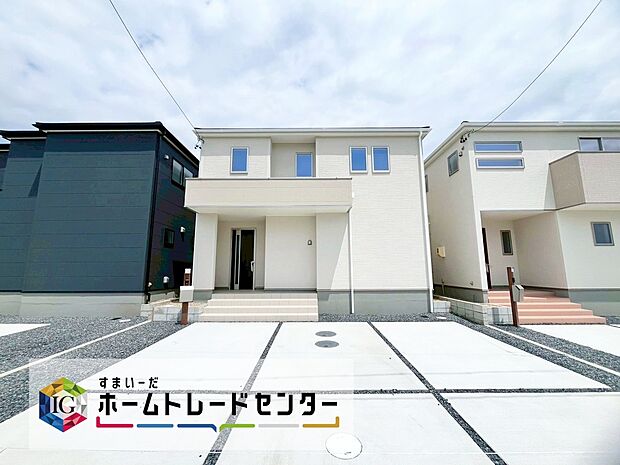 【現地外観写真】小牧市多気西町　全４棟（写真３号棟）
堂々完成☆
並列３台駐車可能、広々お庭付き♪
お問い合わせはお気軽に、ホームトレードセンター株式会社まで！