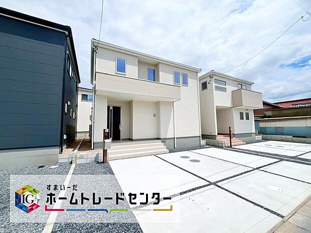 【現地外観写真】小牧市多気西町　全４棟（写真３号棟）
堂々完成☆
並列３台駐車可能、広々お庭付き♪
お問い合わせはお気軽に、ホームトレードセンター株式会社まで！