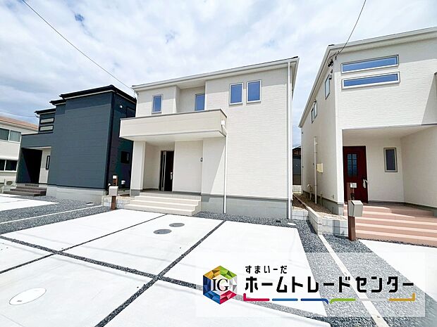 【現地外観写真】小牧市多気西町　全４棟（写真３号棟）
堂々完成☆
並列３台駐車可能、広々お庭付き♪
お問い合わせはお気軽に、ホームトレードセンター株式会社まで！