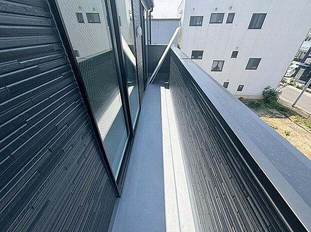 【バルコニー】２部屋からアクセス可能な広々としたバルコニー♪
家族分の洗濯物もしっかり干せます♪
日当たりも良く、ちょっとしたリラックスできる空間になりそうです☆