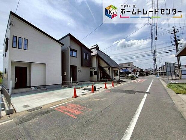 【前面道路含む現地写真】前面道路は閑静な住宅地をはしる車通りの少ない北側約５．９８ｍ・南側約１．２ｍの道路。
ゆとりがあり、落ち着いて駐車が可能です。