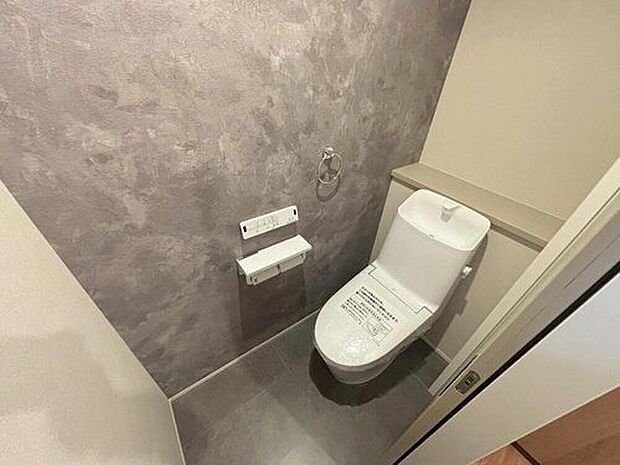 【トイレ】清潔なトイレ空間を維持するために、
汚れが付きにくく掃除も楽にできる便器です。
１階２階ともにウォシュレット付きのトイレとなっております。