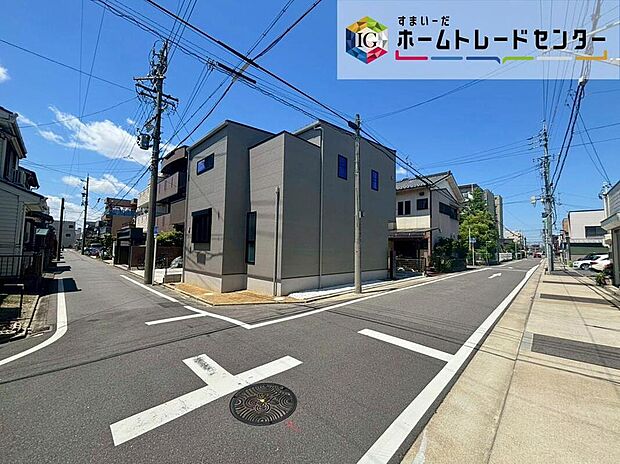 【前面道路含む現地写真】前面は、交通量の少ない南側約４ｍ・東側約７．３ｍの道路です。
角地でゆとりがあり、駐車も落ち着いて行える環境になっています。
舗装されているので、ベビーカーや自転車で通っても快適に通行できます。