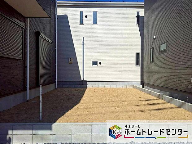 【庭】２号棟　
全棟に日当たり良好なお庭がございます♪
小さなお子様の遊び場や、ガーデニング・家庭菜園・BBQなどお好みにお楽しみいただけます♪