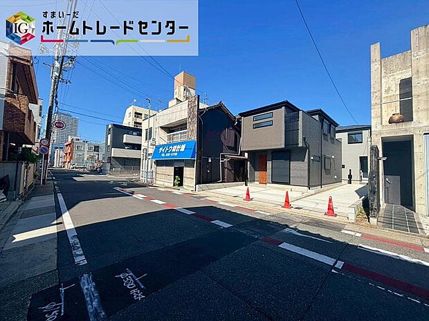 【前面道路含む現地写真】前面は、西側約８ｍの道路に接道しています。
お車の出し入れが苦手なママや小さなお子様にも安心ですね。
しっかり舗装もされているので、ベビーカーや自転車で通っても快適に通行できます。