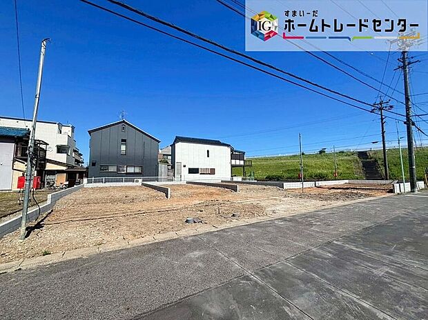 【現地外観写真】前面道路が4m以上あるため車の出し入れもラクラク！浴室乾燥機、床下収納、三面化粧台など暮らしを豊かにする、家族みんなが喜ぶ設備を搭載しました！
