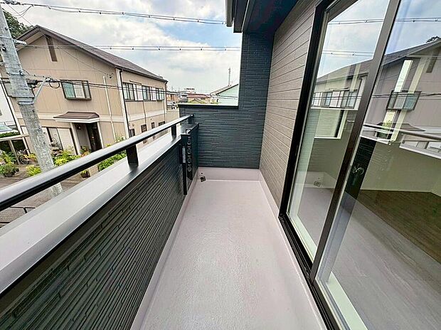 【バルコニー】1号棟
南東向きで日当たり良好なバルコニー♪
家族分の洗濯物もしっかり干せます。
お洗濯だけでなく、ちょっとしたリラックスできる空間にもなりそうです☆