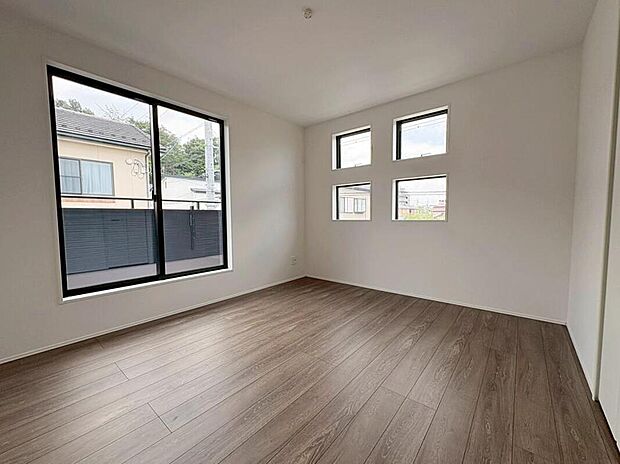 【リビング以外の居室】1号棟
バルコニーに直接アクセスできる居室です!
室内の空気を効率よく入れ替えることができ、夏場や湿気の多い時期には便利です♪