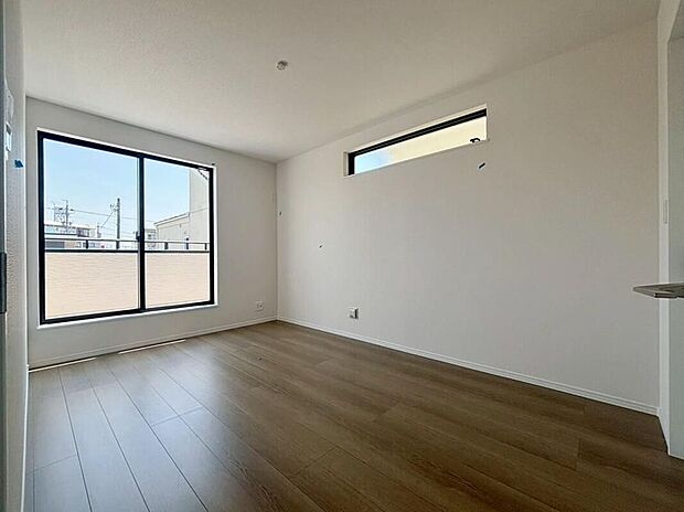 【リビング以外の居室】C号棟　バルコニーに直接アクセスできる部屋です♪２面採光を施した為、晴れの日の日中はいつも明るい室内に。窓を開放すれば気持ちの良い風が入り込んできます。
