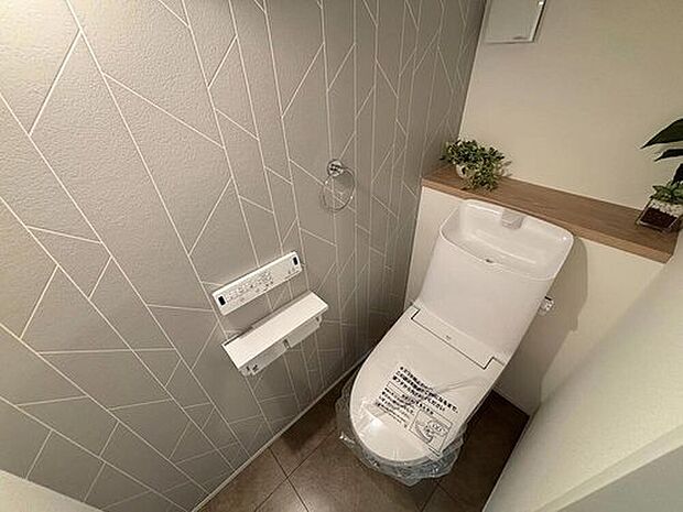 【トイレ】清潔なトイレ空間を維持するために、
汚れが付きにくく掃除も楽にできる便器です。
1階2階ともにウォシュレット付きのトイレとなっております。