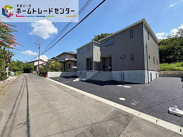 【前面道路含む現地写真】前面は、交通量の少ない北東側約4.95mの公道に接道しています。交通量が少ないので、駐車も落ち着いて行える環境になっています。