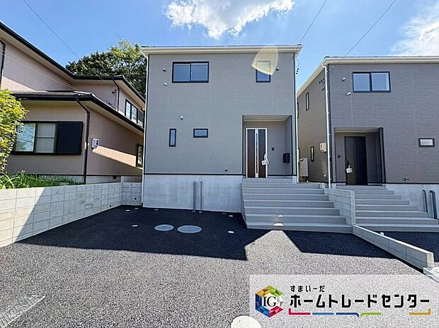 【現地外観写真】これから始まる新しい暮らしを想像するだけで、わくわくする住まいですね♪小学校、中学校は徒歩15分ですので、お子様の通学も安心です!