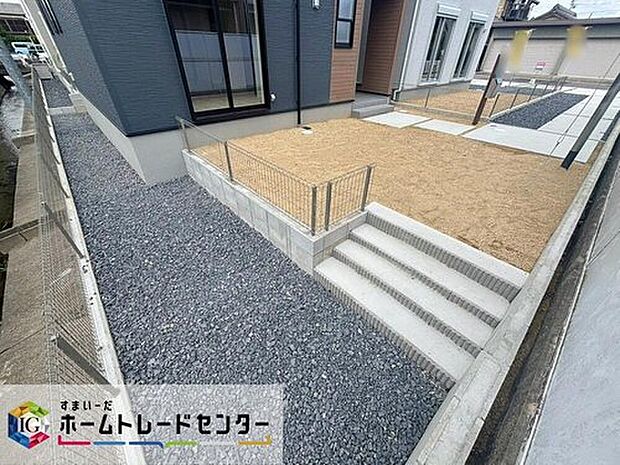 【庭】２号棟　お庭スペース☆
各棟に、日当たり良好な南向きのお庭がございます♪
マンションには無い、戸建てならではのメリットです♪
好きなお花でお庭をいっぱいに！お子様やペットの遊び場にも♪