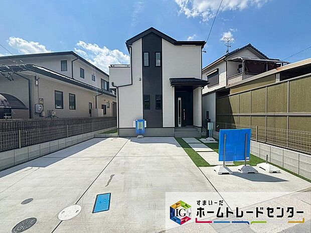 【現地外観写真】スーパーやドラッグストアが徒歩5分!毎日のお買い物も近くて困りません!