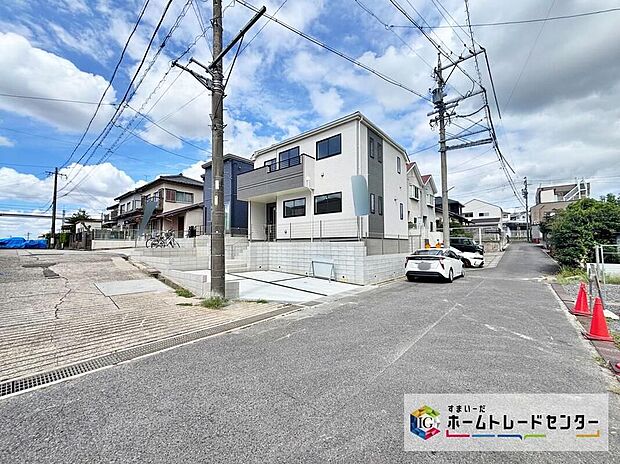 【前面道路含む現地写真】前面は、北東側約６ｍ・南東側約６．３ｍの道路です。ゆとりがあり、静かな環境の為、駐車も落ち着いて行えます。お問い合わせはお気軽に♪