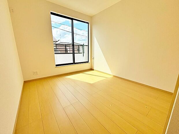 【リビング以外の居室】バルコニーに直接アクセスできる部屋です♪２面採光を施した為、晴れの日の日中はいつも明るい室内に。窓を開放すれば気持ちの良い風が入り込んできます。