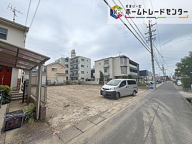 【前面道路含む現地写真】前面は、北側約４ｍの道路。
お車の出し入れが苦手なママや小さなお子様にも安心ですね。
しっかり舗装もされているので、ベビーカーや自転車で通っても快適に通行できます。