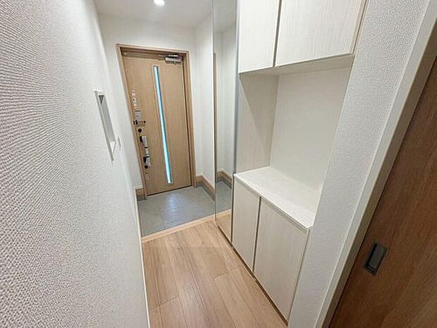 【玄関】1号棟
明るくて広々とした玄関ホール。
シューズボックスを備えているので、散らかりがちな玄関もすっきりと片付きます♪