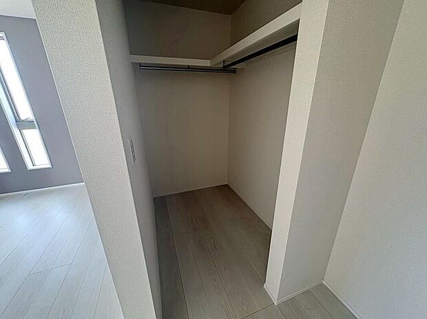 【収納】２号棟　ウォークインクローゼット広々とした空間の為、カビや湿気の予防もできます♪衣類だけでなく、スーツケースや季節家電などの大きな物も収納可能です♪