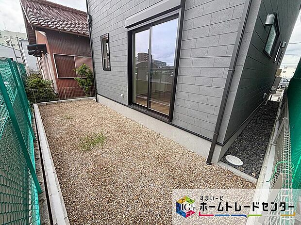 【庭】日当たり良好なお庭がございます♪
マンションには無い、戸建てならではのメリットです♪
好きなお花でお庭をいっぱいに！お子様やペットの遊び場にも♪