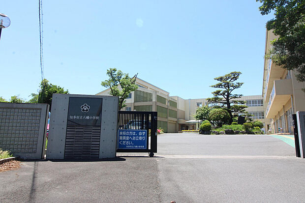 八幡小学校（約1,600m）