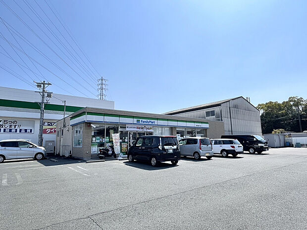 ファミリーマート 豊橋佐藤四丁目店（約400m）