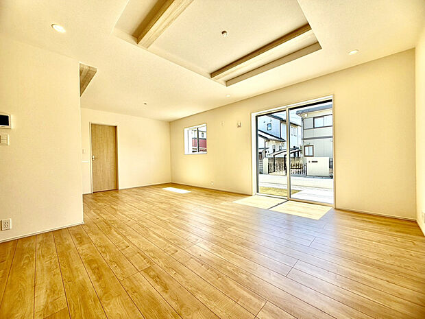 【(2)号棟　リビング】約21帖のリビングは前面が道路の為、日当たり◎