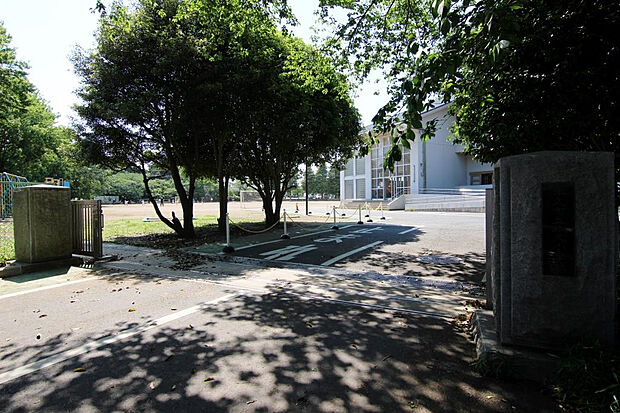 牛久小学校（約525m）