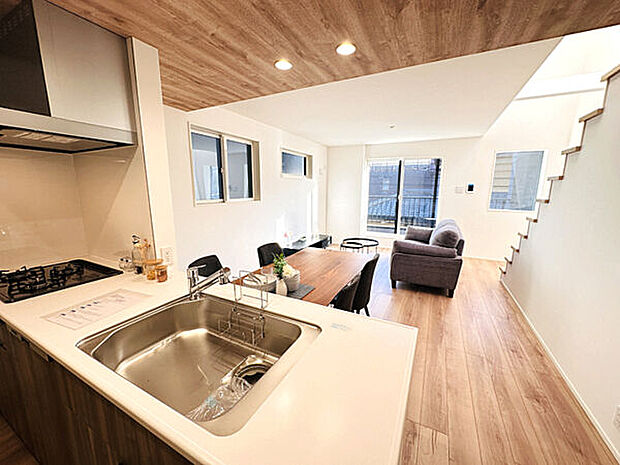 【キッチン】■キッチン(1号棟)■
会話が弾む対面式キッチン!リビングに目を配りながら、料理や家事をスムーズに進められます。
3口コンロ付でお料理もはかどりますね♪