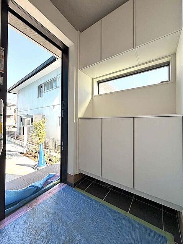 【玄関・エントランス】■玄関(2号棟)■
鍵を置いたり、お花や写真を飾ったり、棚の上を活用できるシューズボックス。玄関が華やかになり、来客時にも好印象です*。+