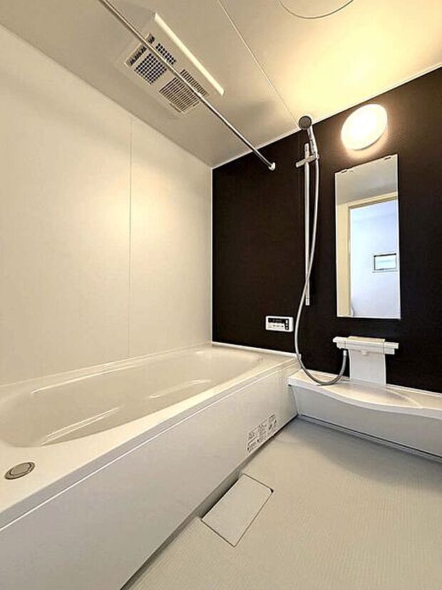 【浴室】■バスルーム■
足を伸ばしてゆったりと入れるバスルーム。お子様との団らんの時間にもピッタリです。雨の日や、風の強い日も洗濯物を乾かせる便利な浴室乾燥機付き!