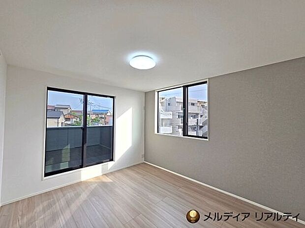 【内装】1号棟/バルコニーに面した明るい居室。採光と通風に配慮した設計で、心地よい室内空間を実現。