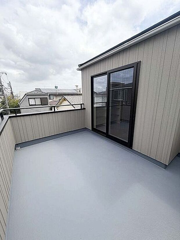 【その他内観】■バルコニー(1号棟)■
バルコニーは2ヶ所ございますので一度に沢山の洗濯物が干せて家事の時短に◎3階バルコニーはワイドなサイズで、お布団やシーツも楽に干せます。