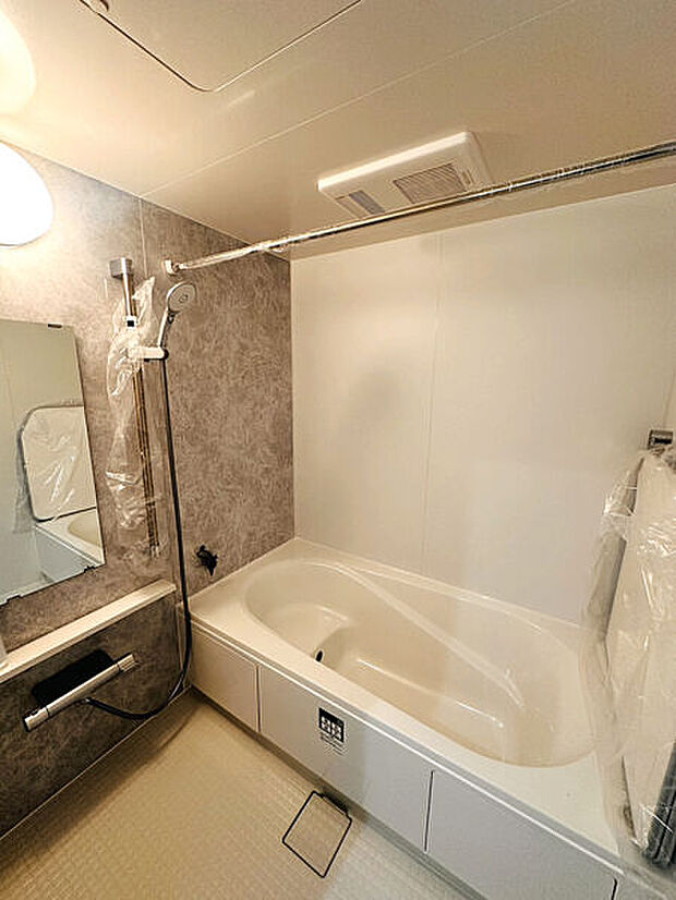 【浴室】■バスルーム(5号棟)■
雨の日や、風の強い日も洗濯物を乾かせる便利な浴室乾燥機付き♪