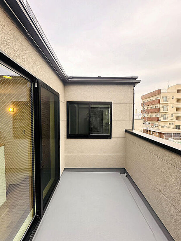 【その他内観】■バルコニー(5号棟)■
3階バルコニーは洗濯物もカラッと乾き、暖かな陽光をたっぷり享受できる南西向き♪バルコニーは2ヶ所ございますので、一度に沢山の洗濯物が干せて、家事の時短に◎