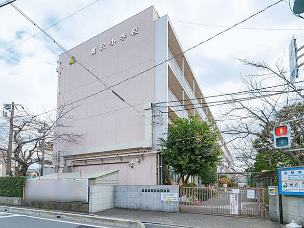 戸田市立喜沢小学校(約277m)