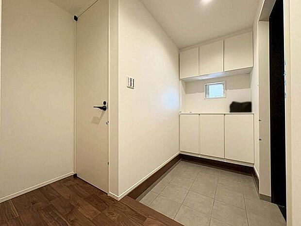 【玄関・エントランス】■玄関(1号棟)■
玄関にはカウンタータイプの収納を採用！季節の草花や小物を置くだけで、玄関をパッと華やかに彩ることができます。