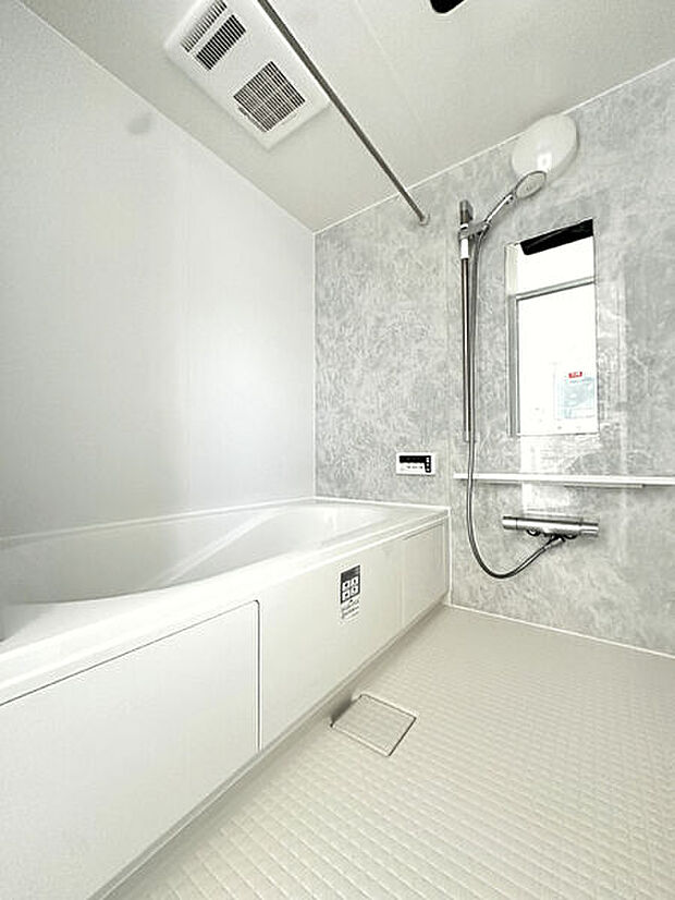 【浴室】■バスルーム(3号棟)■
明るい色でまとめた浴室は1坪タイプなので、お子様と一緒に入っても余裕があります♪