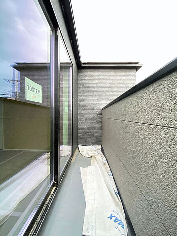 【その他内観】■バルコニー(2号棟)■
バルコニーは2ヶ所ございますので、一度に沢山の洗濯物が干せて、家事の時短に◎