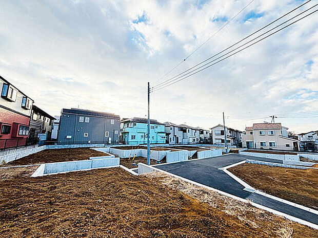 【前面道路】■現地・前面道路(8~13号棟側)■
統一感のある美しい街並みが魅力のビッグコミュニティ。大規模分譲地ならではのゆとりと、開放的な前面道路が生活の質を高めます♪
