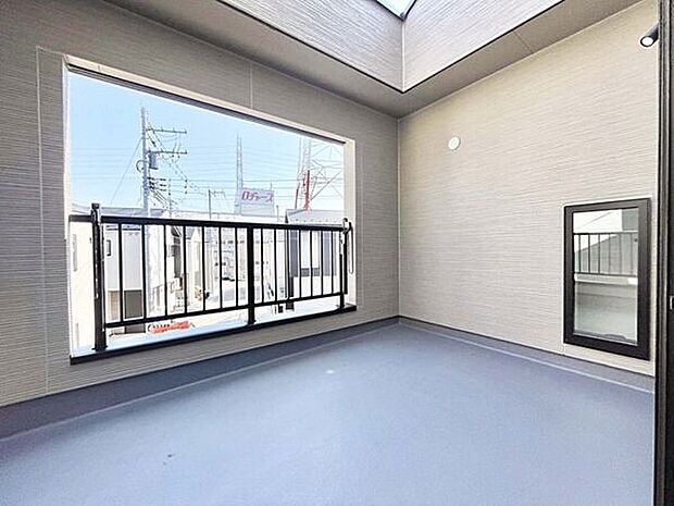 【その他内観】■バルコニー(V号棟)■
日当たりが良く、お布団も楽に干せる南向きワイドバルコニー完備!照明付のため、夜間も手元が照らされて便利ですね◎