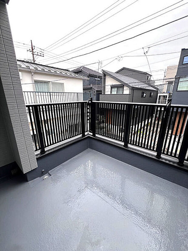 【その他内観】■バルコニー(1号棟)■
2階のバルコニーは風通良好です♪洗濯物も早く乾き、家事の時短につながります。