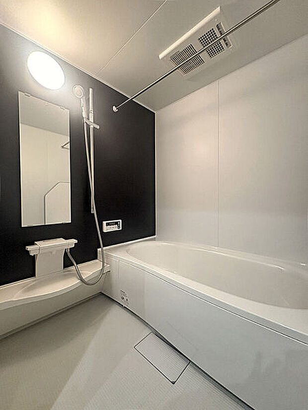 【浴室】■バスルーム■
1日の疲れを癒す広いバスタブ。足を伸ばしてゆっくり湯船につかることができます!お子様と一緒に入ってもゆとりがあってうれしいですね。