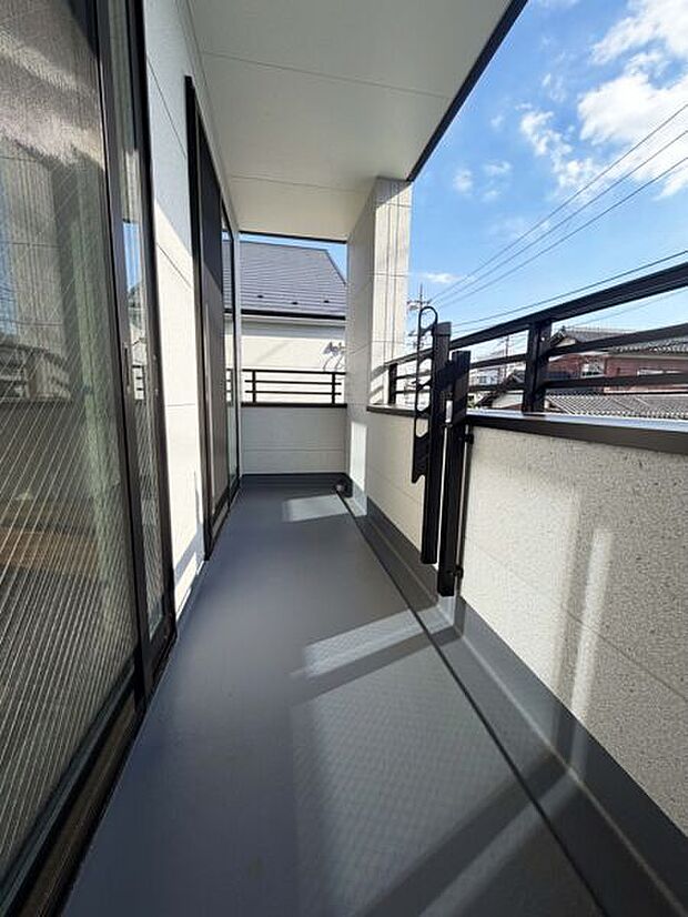 【その他内観】■バルコニー(2号棟)■
複数の部屋から出入りできるバルコニー。「洗う・干す・しまう」がワンフロアに集約した家事動線の良い間取り設計です◎