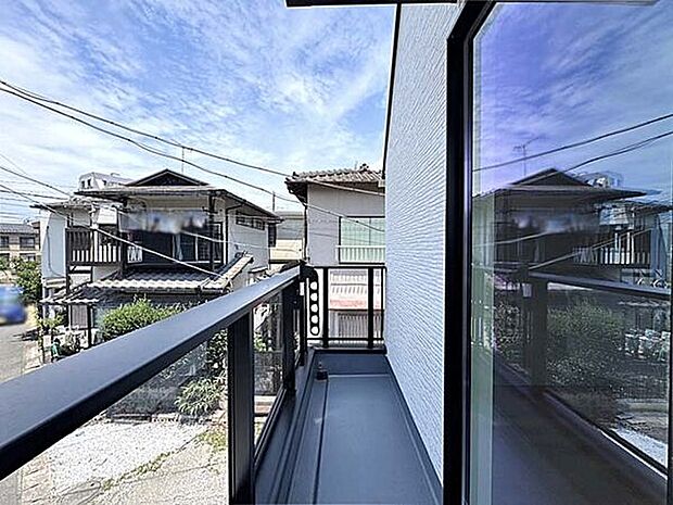 【その他内観】■バルコニー■
各階バルコニー設置で、家族の洗濯物を一気に干すことができます。室内に陽光や爽やかな風もしっかり取り込みます!