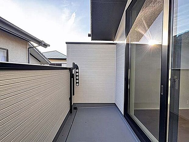 【その他内観】■バルコニー(1号棟)■
バルコニーは2か所完備で、ご家族のお洗濯物を一気に干すことができます。南面バルコニーは日当たりが良く、お布団もふかふかになりそうです◎