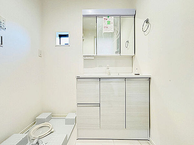 【内装】■洗面化粧台(1号棟)■
忙しい朝もスムーズに。ゆとりのある洗面台は、鏡裏収納で生活感を隠してスッキリ!毎日を気持ちよくスタートできる空間です◎